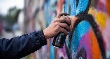 35-latek malował graffiti we Włocławku. Wpadł z drabiną i farbami