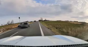 Szokujące nagrania. Kierowcy wyprzedzali na trzeciego, było o włos od tragedii