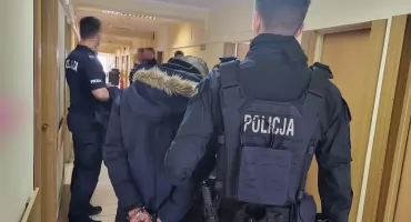 Wpadli z trzema workami napojów w centrum Włocławka. Wśród zatrzymanych ojciec, córka i jej chłopak