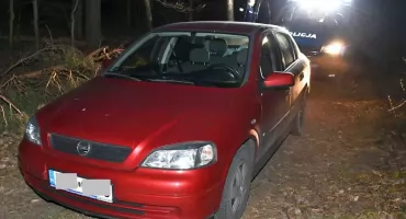 Nocny pościg w powiecie radziejowskim. Kierowca i pasażerki uciekli do lasu