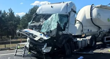 Zderzenie trzech tirów na S10 w Toruniu. Dwóch kierowców trafiło do szpitala po dramatycznym zdarzeniu