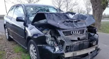 Wypadek na DK62 w Płowcach. 19-latek w Audi uderzył w Opla