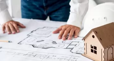 Rozpalanie kotła z ręcznym załadunkiem – technika wpływająca na spalanie i emisję