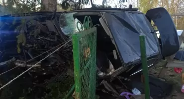 BMW uderzyło w ogrodzenie posesji w Rzadkiej Woli. Kierowca i pasażer trafili do szpitala