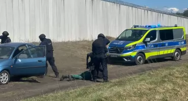 Sceny jak z filmu we Włocławku. Dron, ładunek i zatrzymanie przy więzieniu