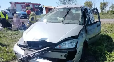 Zasłabła za kierownicą i dachowała. 3 osoby w szpitalu