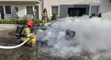 Pożar Audi w Piotrkowie Kujawskim. Zagrożony blok mieszkalny. Zdjęcia