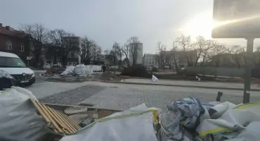 Młodzi ludzie z maczetą i białym proszkiem na Zielonym Rynku, monitoring zareagował natychmiast