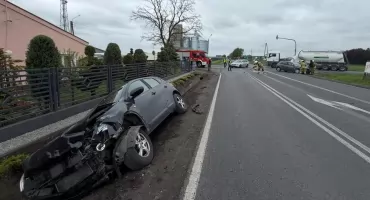 Zderzenie Toyoty z Nissanem w Samszycach. Jedno z aut wylądowało w rowie. Zdjęcia