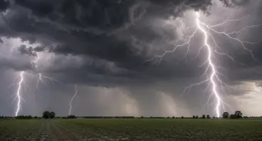 Burze i silny wiatr nad Włocławkiem. IMGW wydał ostrzeżenie dla regionu