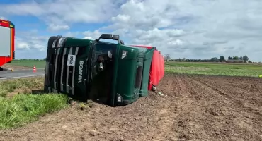 Ciężarówka wpadła do rowu w Redczu Krukowym. Na miejscu kilka zastępów straży i pogotowie