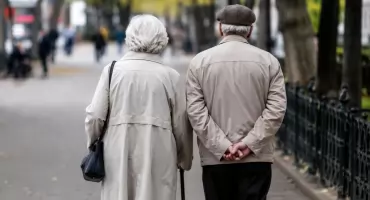 Pracujący emeryci coraz liczniejsi. Emocje i realia rynku w świetle nowych danych ZUS