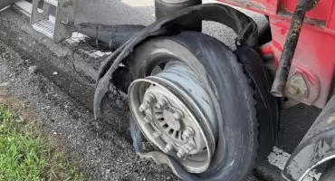 Na DK 62 pękła opona w ciężarówce z drewnem