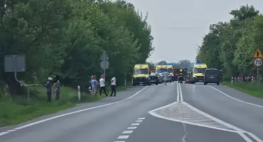 Śmiertelny wypadek w Głogowie. 7 rannych w tym pięcioro dzieci. Na miejscu 7 karetek i LPR
