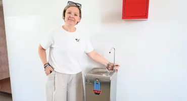 We Włocławku montują 38 zdrojów wody. Uczniowie już korzystają z pierwszych urządzeń