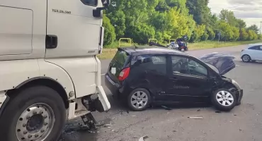 Zderzenie osobówki z ciężarówką w Dobrem. 58-latka trafiła do szpitala