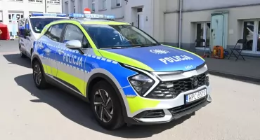 Wyrzucił szklaną butelkę z samochodu podczas jazdy. Rozbiła się przy pieszych