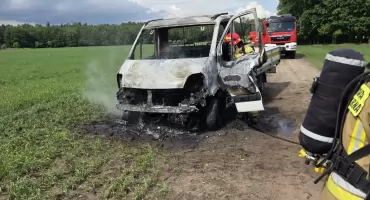 Pożar samochodu dostawczego. Dramatyczna akcja strażaków w Bronisławiu