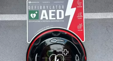 Nowy defibrylator AED  w cetrum Kowala. Pomoc dostępna 24 godziny na dobę