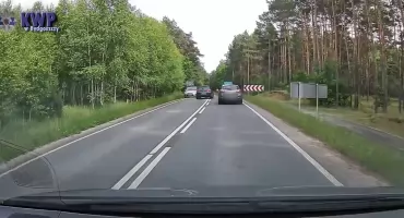Szokujące nagranie z regionu. Kierowca Hondy wyprzedzał na trzeciego