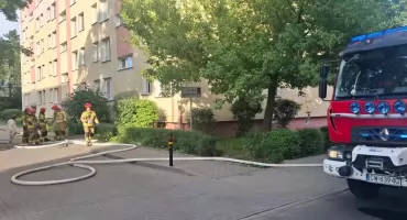 Pięć zastępów straży pożarnej gasiło pożar mieszkania we Włocławku