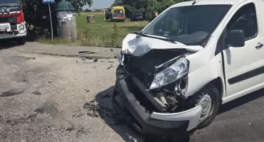 Zderzenie dwóch aut w powiecie radziejowskim. Renault wylądowało 30 metrów od drogi