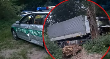 Pościg KAS jak z filmu. Kierowca staranował radiowóz, porzucił ciężarówkę i uciekł do lasu