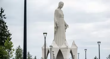 Najwyższa figura Matki Boskiej w Europie powstaje w Konotopiu w powiecie lipnowskim. Przyciąga coraz więcej odwiedzających