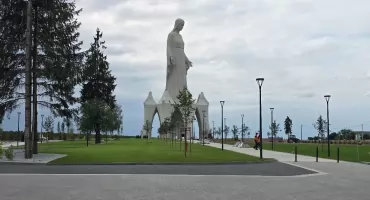 Chcą zobaczyć najwyższą figurę Matki Boskiej w Europie. Parafia organizuje wyjazd do Konotopia