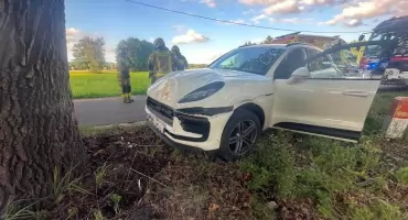 Porsche uderzyło w drzewo w powiecie włocławskim