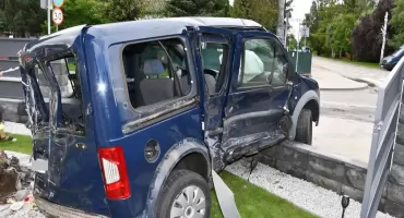 Dwa auta wjechały w ogrodzenie. 7-letnie dziecko trafiło do szpitala ZDJĘCIA