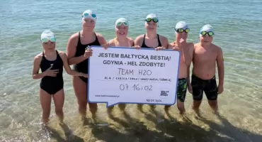 Przepłynęli 18 km Bałtyk wpław! Młodzi pływacy z Włocławka dopłynęli na Hel