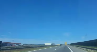 Groźny wypadek na A1 w Pikutkowie. Auto stanęło w ogniu, poszkodowane są cztery osoby w tym dwoje dzieci