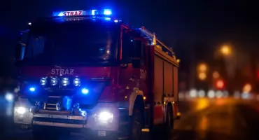 Pożar przy ul. Szpitalnej we Włocławku. 5 zastępów straży w akcji, mężczyzna trafił do szpitala