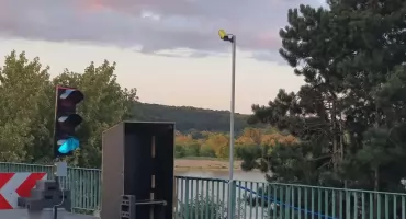 Bat na  kierowców. Nad mostem we Włocławku pojawiły się żółte kamery