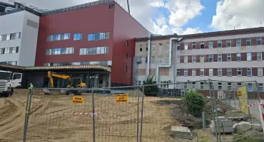 Nie tylko nowe budynki. Nowa droga dla karetek i apteka. Tak zmienia się szpital we Włocławku