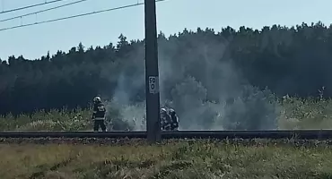Pożar przy nasypie kolejowym. Helikopter i samolot zrzucały wodę z powietrza