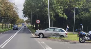 Zderzenie na obwodnicy Radziejowa. Skoda uderzyła w latarnię