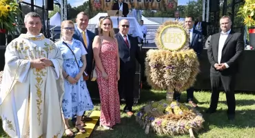 Dożynki w Boniewie. Tłumy na stadionie i szczere słowa o pracy rolników
