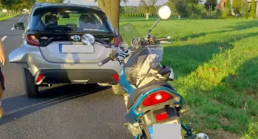 Motocyklista najechał na tył Toyoty. Policjanci ukarali 22-latka