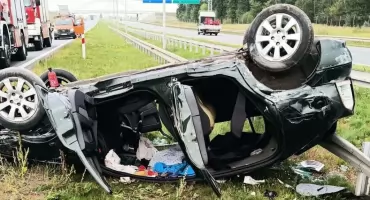 Samochód dachował na A1. Wcześniej uderzył w bariery, na miejscu służby