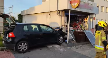 Volkswagen uderzył w budynek w Lubieniu Kujawskim. 25-letnia pasażerka trafiła do szpitala