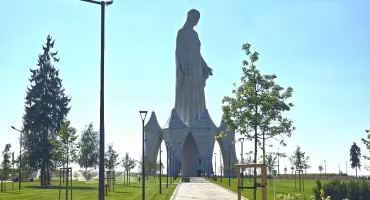 Chcesz zobaczyć gigantyczną Matkę Boską w Konotopiu? Te godziny trzeba znać