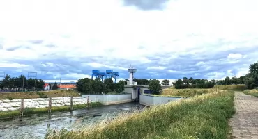 Dramatyczne chwile we Włocławku. Mężczyzna wpadł do kanału przy tamie