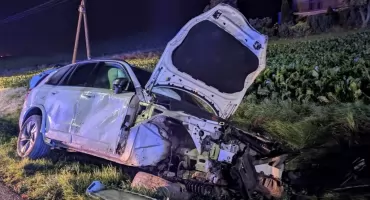 Nocna akcja służb w Baruchowie. 38-latka wypadła volvo z drogi i wjechała do rowu