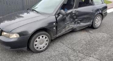 Audi zderzyło się z Oplem w Radziejowie. Policja wskazała przyczynę