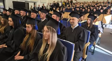 Rozdanie dyplomów PANS Włocławek. Absolwenci świętowali swój wielki dzień. Zdjęcia