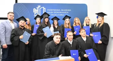Rozdanie dyplomów PANS Włocławek. Absolwenci świętowali swój wielki dzień. Zdjęcia