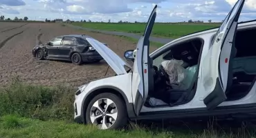 Volvo w rowie, Volkswagen w polu. Na tym skrzyżowaniu wystarczył jeden błąd