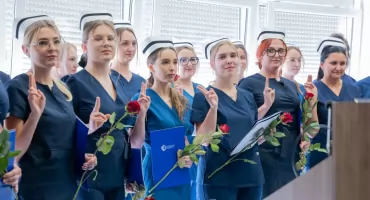 Absolwenci pielęgniarstwa PANS Włocławek odebrali dyplomy. Był też wyjątkowy moment ślubowania
